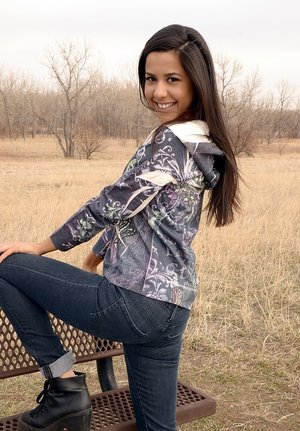 18 year old girl Ella Woods nudes on a vibrator after slowly removing clothing